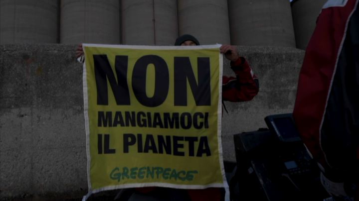 Greenpace in protesta a Ravenna contro l'importazione della soia