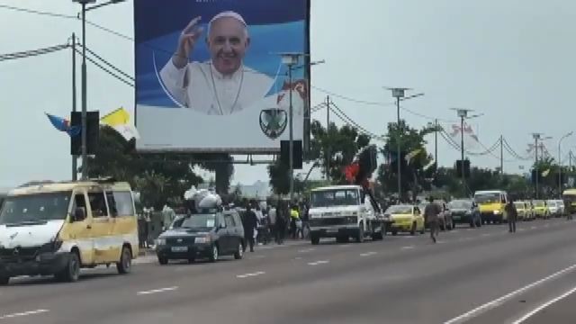Le impressionanti ali di folla che attendono il Papa in Congo