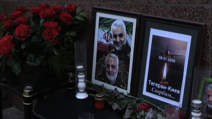 Fiori e foto di Soleimani davanti alle ambasciate Iran e Canada