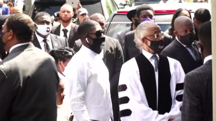 L'arrivo della famiglia di Floyd ai funerali, tutti in bianco