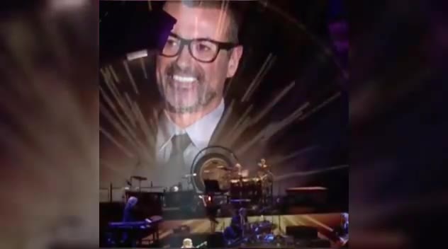 Elton John si commuove durante il concerto per George Michael