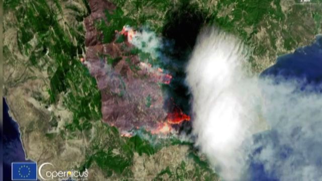 Il Peloponneso va a fuoco: ecco le immagini dal satellite