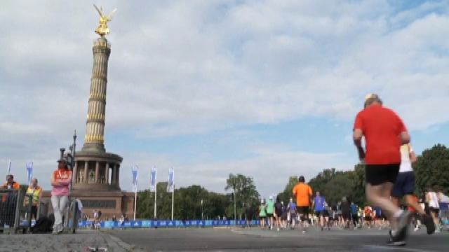 Maratona dei record a Berlino: Kipchoge batte il suo tempo di 30"
