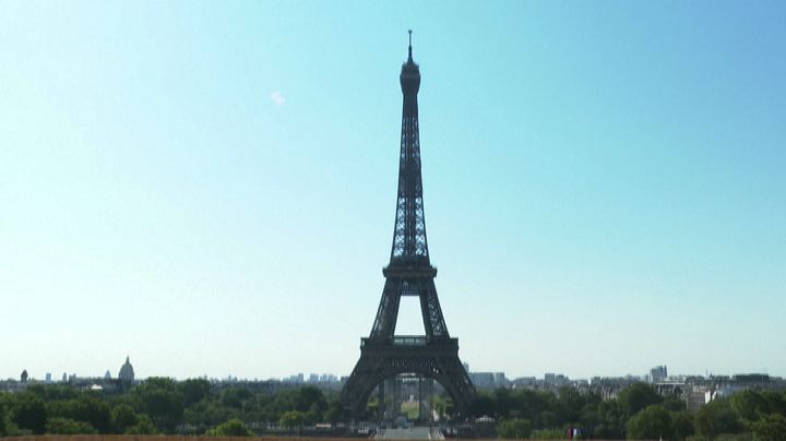 A Parigi riapre la Tour Eiffel, ma post Covid ascensori vietati