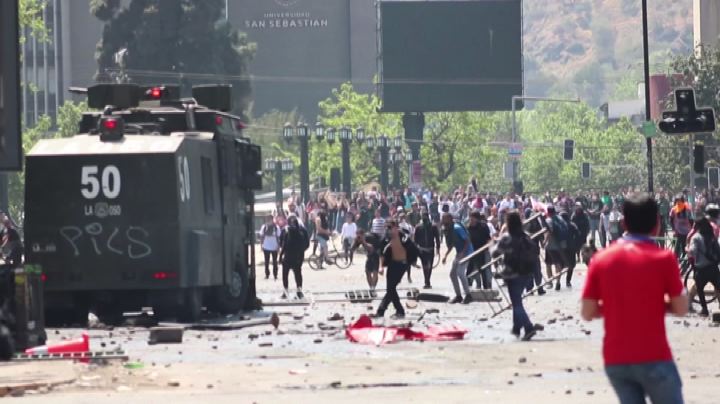 Almeno 8 morti per proteste in Cile, presidente: Paese in guerra