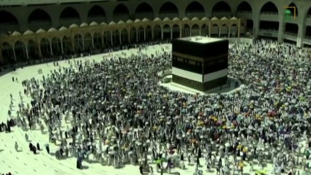 Alla Mecca il saluto attorno al cubo nero della Grande Moschea