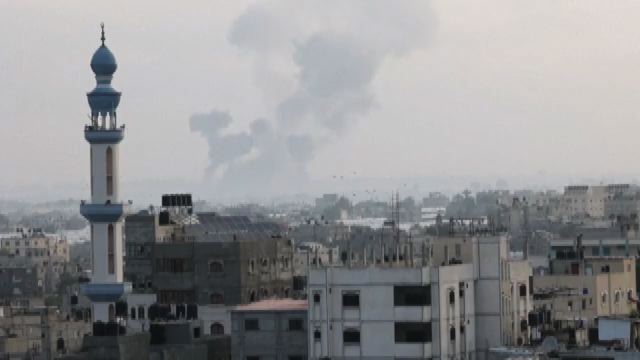 Colonna di fumo su Gaza dopo gli ultimi attacchi aerei