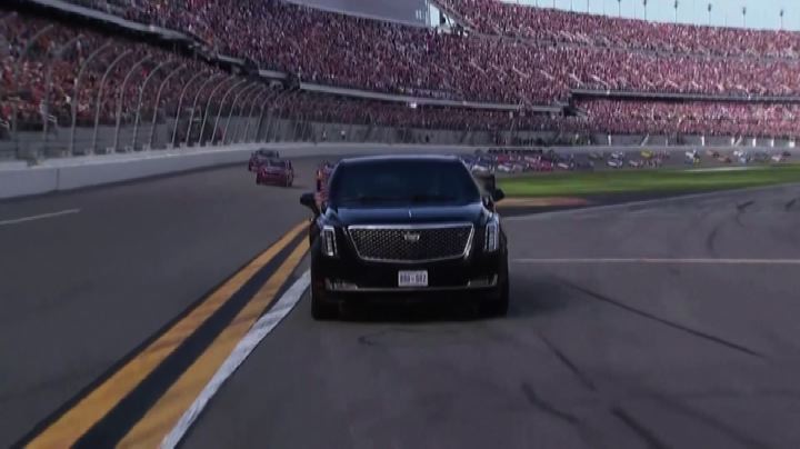 Donald Trump in pista a Daytona con la sua limousine blindata