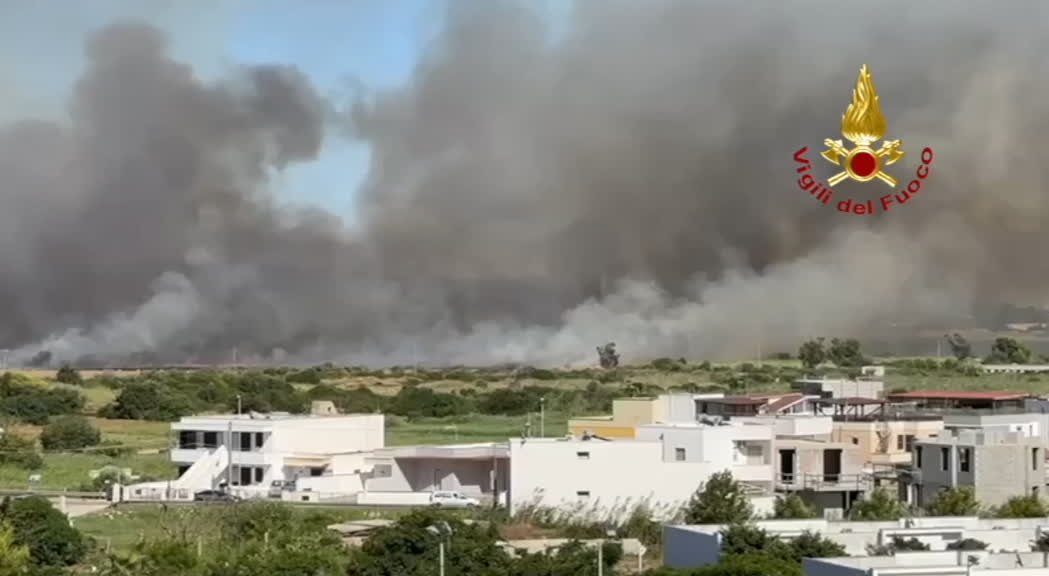 Incendi in Puglia, vigili del fuoco al lavoro nel Salento