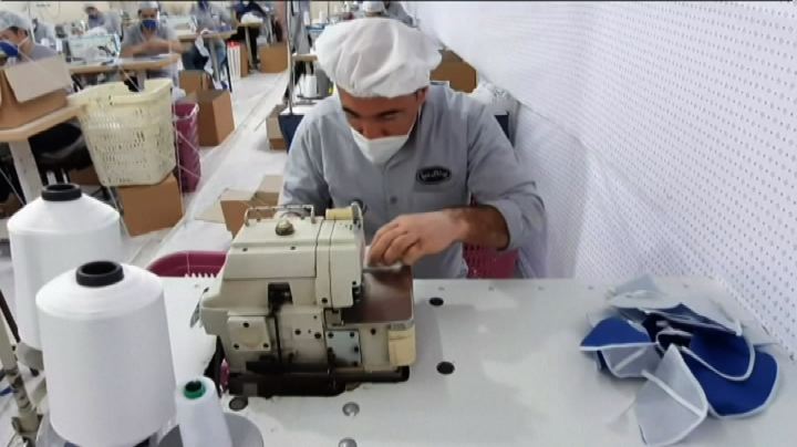 L'Iran produce migliaia di mascherine contro il coronavirus