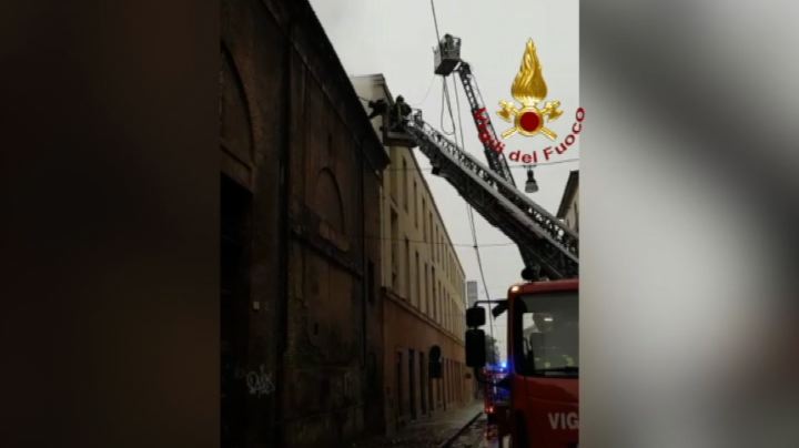 Torino: a fuoco tetto della Cavallerizza, patrimonio Unesco