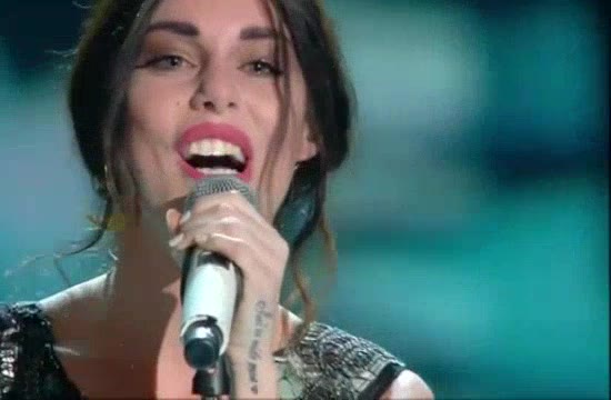 Sanremo, Bianca Atzei si commuove mentre canta