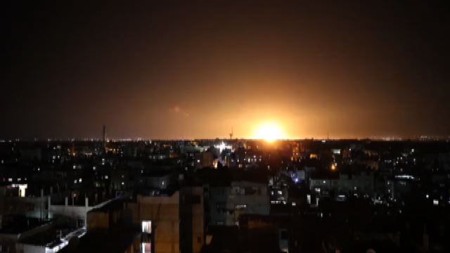 Raid israeliano su Gaza dopo il lancio di palloni incendiari