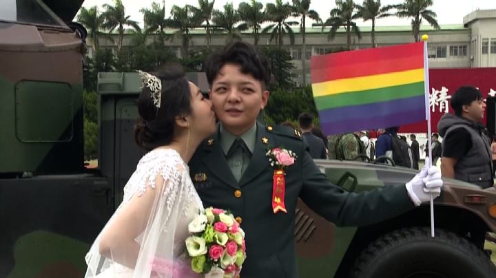 A Taiwan nozze gay di militari con tanto di parata dell'esercito