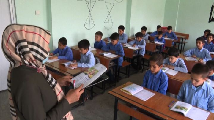 A Kabul i bambini tornano a scuola con i talebani al potere