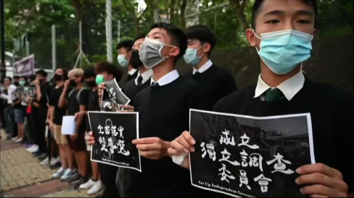 Hong Kong cresce protesta liceali: catene umane fuori da scuola