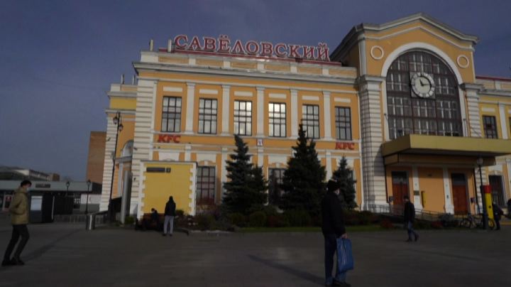 Covid, a Mosca squadre d'emergenza disinfettano le stazioni