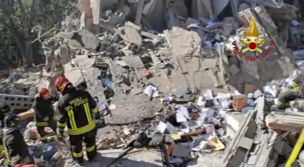 A Nuoro crolla casa dopo una esplosione: si cercano due dispersi