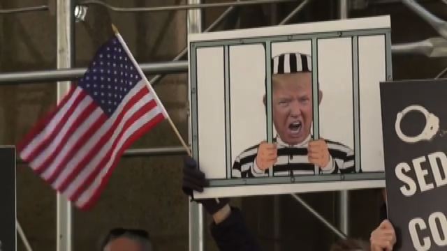 A New York protesta contro Trump, slitta voto su incriminazione