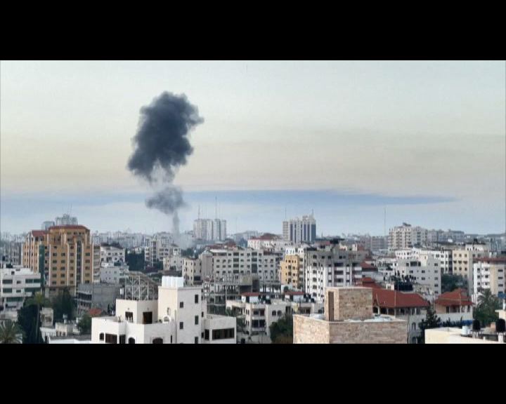 Israele e Hamas intensificano i bombardamenti aerei, raid su Gaza