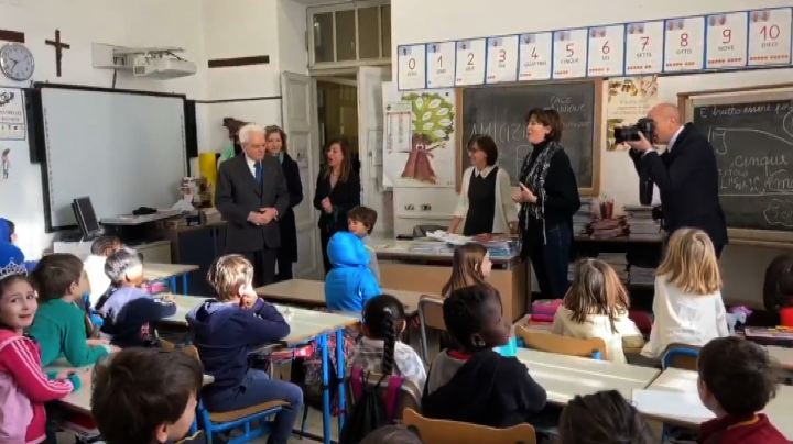 Visita a sorpresa di Mattarella in una scuola con alunni cinesi