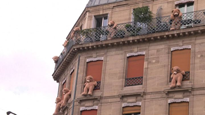 Continua l'invasione degli orsi giganti in un quartiere parigino