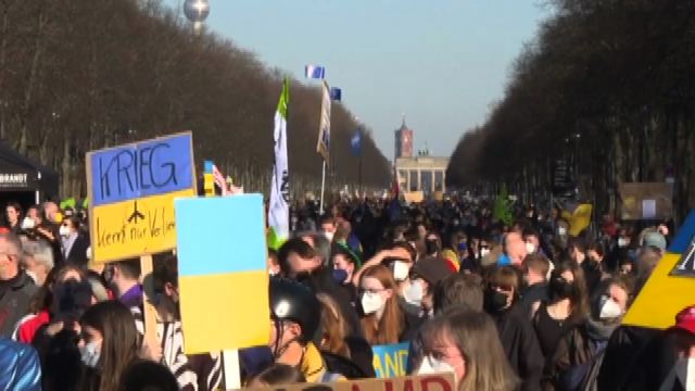A Berlino in 60.000 manifestano per la pace in Ucraina