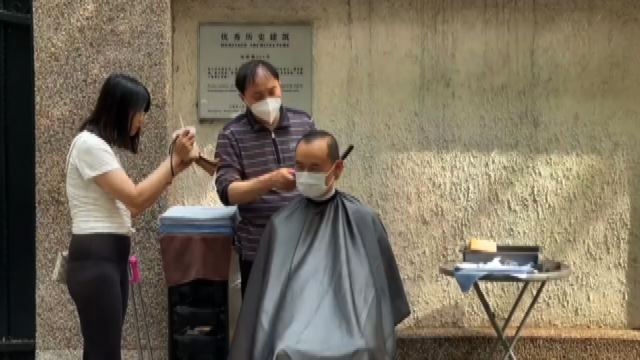 A Shanghai pausa dal lockdown, massaggi e capelli per strada