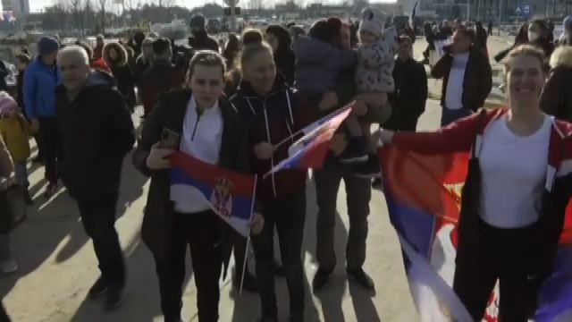 Fan e giornalisti all'aeroporto di Belgrado per Djokovic