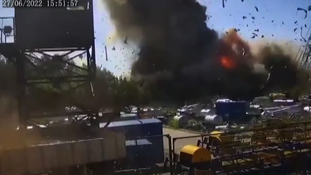 Ucraina, il momento in cui il missile colpisce centro commerciale