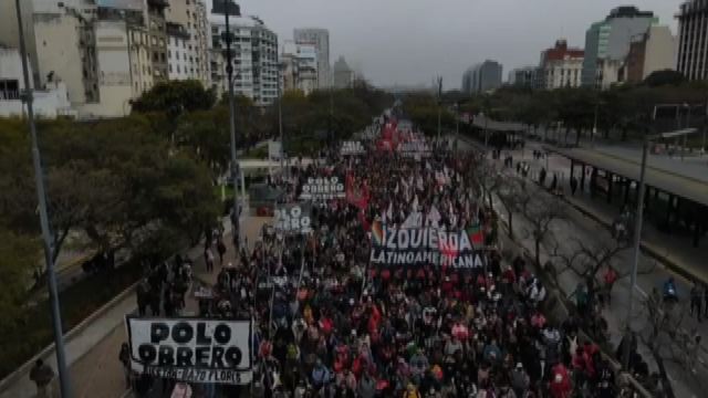 Argentina, migliaia in strada contro il presidente Fernandez