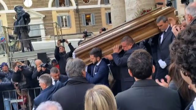Folla, amici e commozione ai funerali di Maurizio Costanzo a Roma