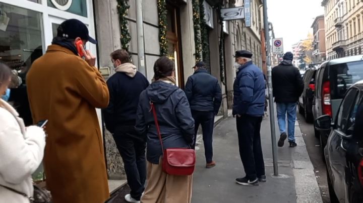 Code davanti ai negozi nella prima domenica arancione di Milano