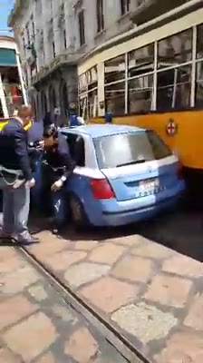 Video incidente atm tram con volante polizia