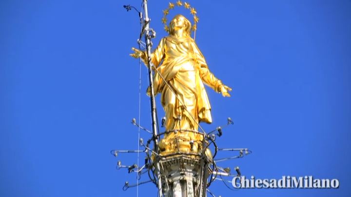 Milano, l'arcivescovo prega la Madonnina sul tetto del Duomo