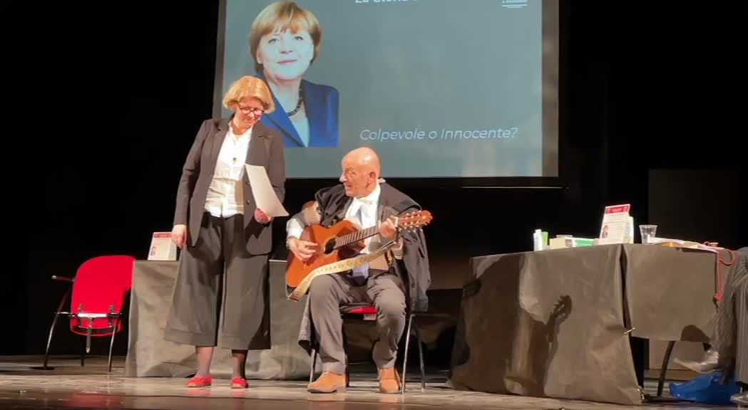 Istrionico Sisto canta "Angie" per salvare Merkel dalla condanna