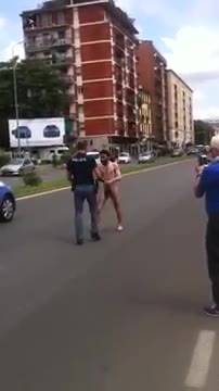 Uomo nudo in Viale Monza contro la Polizia