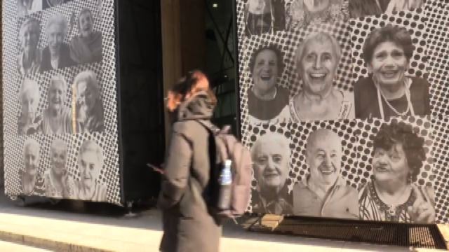 I volti di mille anziani in piazza Duomo: un'installazione di JR