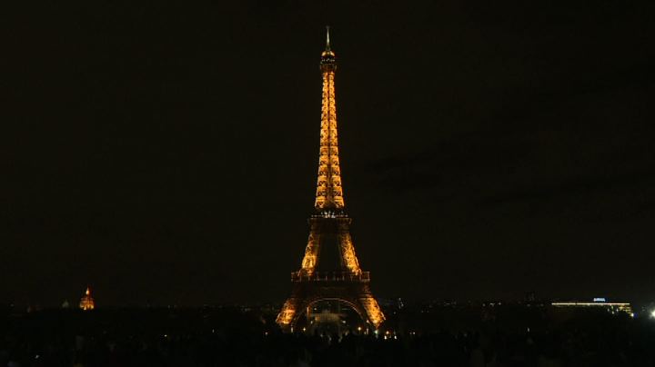 A Parigi spente luci della Torre Eiffel in ricordo di Chirac