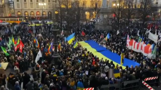 Ucraina, a Milano un migliaio in piazza per dire no alla guerra