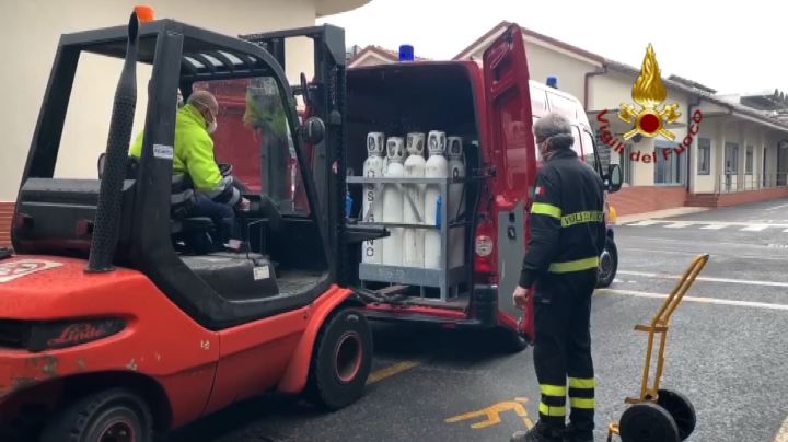 Coronavirus, a Bergamo i Vigili del fuoco trasportano l'ossigeno