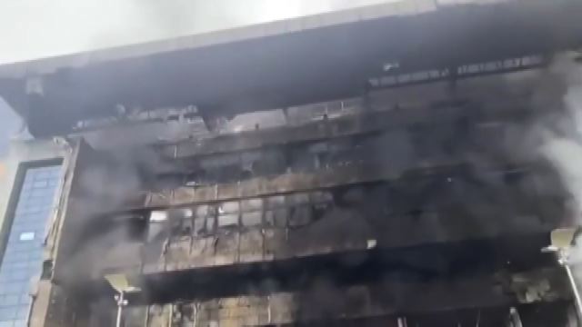 Russia, vasto incendio in un centro d'affari a Mosca