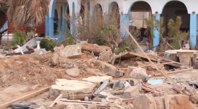 ok per aqu - Libia, i volontari cercano di ripulire Derna dopo l'alluvione