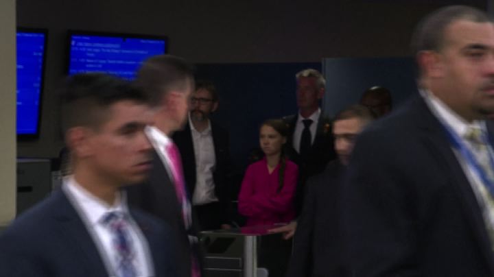 Lo sguardo di Greta all'Onu mentre passa Donald Trump