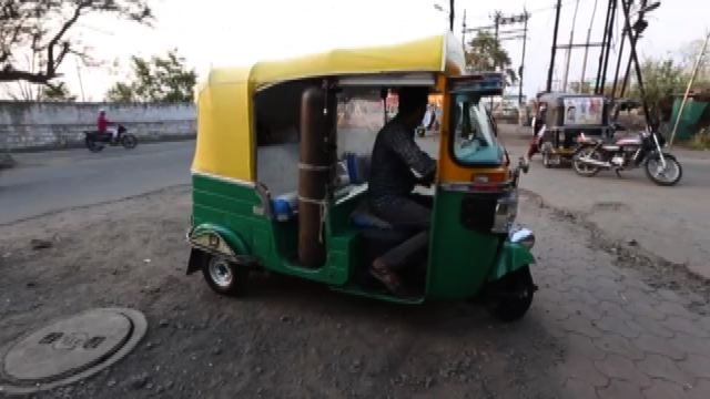 In India oltre 20 milioni di casi, i tuk tuk diventano ambulanze