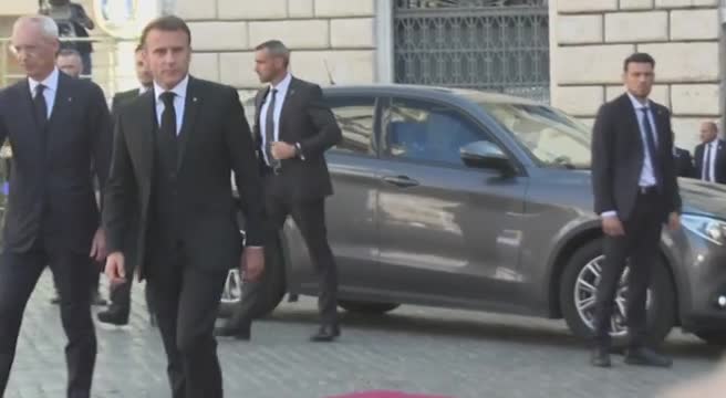 Macron entra a Montecitorio per le esequie di Napolitano