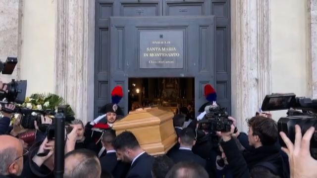 Funerali Gina Lollobrigida, la gente grida: "Regina di Roma"
