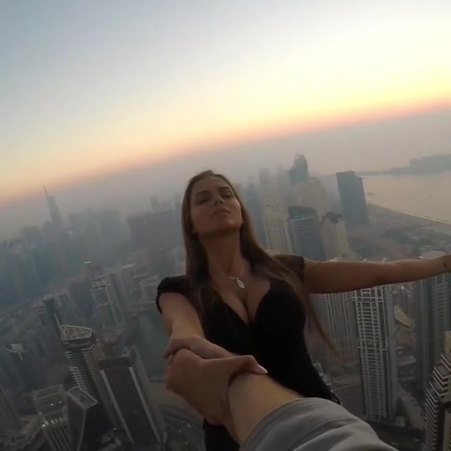 Rischia la vita per una foto in bilico sulla cima dei grattacieli