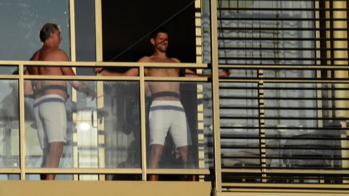 Australian Open, Djokovic in quarantena si allena in terrazzo