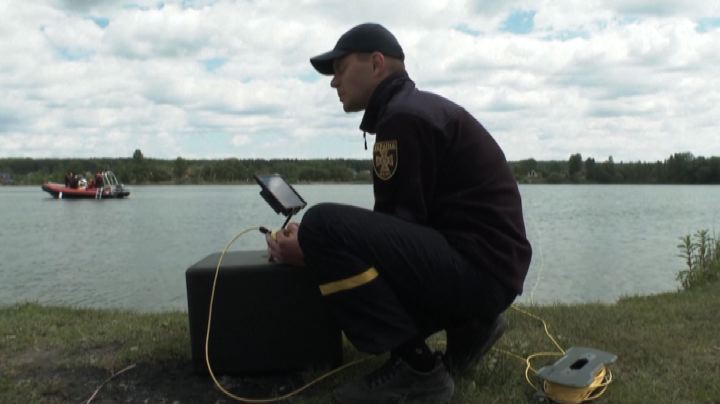 Ucraina, sminatori all'opera in un lago frequentato d'estate